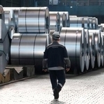 　ドイツ・デュイスブルクの製鉄所に並ぶ鉄製品＝２０２５年３月（ＡＰ＝共同）