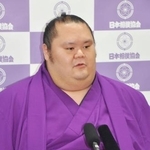 　引退記者会見で心境を語る元幕内千代丸＝２日、東京・両国国技館