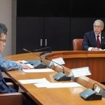 　米軍嘉手納基地でのパラシュート降下訓練実施について、防衛省沖縄防衛局の村井勝局長（左手前）らに抗議する沖縄県の宮城嗣吉副知事＝２日午後、沖縄県庁