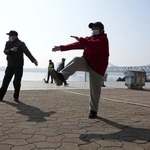 　体を動かすお年寄り＝３月、中国遼寧省丹東市（共同）