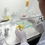 　小惑星ベンヌの試料を分析する様子（古川善博東北大教授提供）