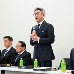 　新たな政策集団の初会合を開き、あいさつする自民党旧二階派の武田良太元総務相（右から２人目）＝２日午後、国会