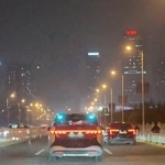 　ＳＮＳにアップロードされた百度の自動運転タクシー「アポロ・ゴー」の車両が道路で停止したとされる動画の一場面＝中国湖北省武漢市（ロイター＝共同）