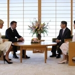 　フランスのマクロン大統領夫妻との会見に臨まれる天皇、皇后両陛下＝２日午後、皇居・御所（代表撮影）