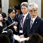 　金子国交相との面会を終え、取材に応じる成田国際空港会社の藤井直樹社長（右端）＝２日午後、国交省