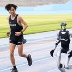 　黒田朝日選手と走る人型ロボット「ヒューマノイド」＝２日午後、川崎市