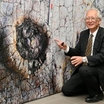 　発掘した足跡化石について説明する岡山理大恐竜学博物館の石垣忍名誉館長＝２日午後、岡山市北区