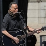 　トランプ米大統領に対する抗議デモで演奏するスプリングスティーンさん＝３月２８日、中西部ミネソタ州セントポール（ロイター＝共同）