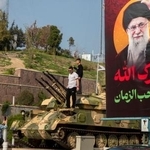 　２日、イランの首都テヘランの公園に置かれた退役軍用装甲車（ゲッティ＝共同）