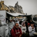 　パレスチナ自治区ガザで支援団体による食事の配給を待つ人たち＝２日（ゲッティ＝共同）