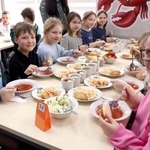 　キーウの学校で、日本が供与した調理機材で作った給食を食べる児童＝２日（共同）