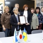 　２日、キーウの学校で開かれた調理機材供与の式典に出席した中込正志駐ウクライナ大使（左から３人目）ら（共同）