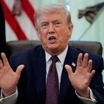 　米ホワイトハウスの執務室で話すトランプ大統領＝３月３１日、ワシントン（ロイター＝共同）