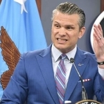 　昨年６月、米ワシントン近郊の国防総省で記者会見するヘグセス国防長官