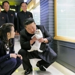 　和盛地区で開業を控えたペットショップを視察する北朝鮮の金正恩朝鮮労働党総書記（右）と娘＝平壌（朝鮮中央通信＝共同）