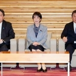 　閣議に臨む高市首相（中央）ら＝３日午前、首相官邸