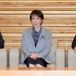 　閣議に臨む（左から）林総務相、高市首相、茂木外相＝３日午前、首相官邸