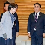 　閣議に臨む高市首相（左）。右は赤沢経産相＝３日午前、首相官邸