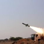 　イラン南部での演習中に発射されたミサイル。画像は２月１７日に提供された（Ｗｅｓｔ　Ａｓｉａ　Ｎｅｗｓ　Ａｇｅｎｃｙ提供、ロイター＝共同）　