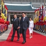 　韓国大統領府で開かれた歓迎式典に臨むフランスのマクロン大統領（左）と韓国の李在明大統領＝３日、ソウル（共同）