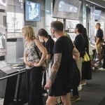 　広島市中区の原爆資料館の展示を見る入館者＝２０２５年８月