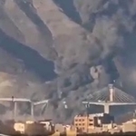 　トランプ米大統領が投稿した、イラン国内の橋が崩落する様子とする動画の一場面（ＳＮＳトゥルース・ソーシャルから）