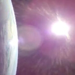 　宇宙船オリオンが月へ向け軌道変更した後に撮影された地球（ＮＡＳＡの中継から）