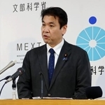 　閣議後に記者会見する松本文科相＝３日午前、文科省