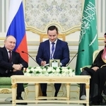 　２０２３年１２月、サウジアラビアのリヤドでムハンマド皇太子（右）と会談するプーチン・ロシア大統領（タス＝共同）