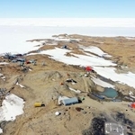 　昭和基地がある東オングル島と南極大陸（奥）＝２０２２年１月（小型無人機で南極観測隊同行記者撮影）