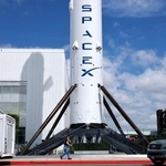 　米カリフォルニア州のスペースＸの施設で展示されているロケット＝２日（ゲッティ＝共同）