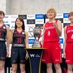 　記者会見でポーズをとるトヨタ自動車の山本（中央左）とデンソーの高田（同右）ら＝３日、京王アリーナＴＯＫＹＯ