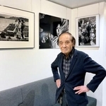 　写真展会場の桑原史成さん＝２日、東京都千代田区の丸の内フォトギャラリー