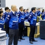 　赤間防災相から訓示を受ける「ふるさと防災職員」ら＝３日午前、東京都江東区