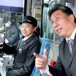 　教習担当の運転士の指導を受けるマハトミ・リスマルタンティさん（左）＝２月、川崎市（ＮＮＡ＝共同）