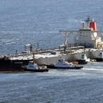 　ホルムズ海峡を通過し東京湾の受け入れ施設に到着した大型原油タンカー＝３日午後（共同通信社ヘリから）