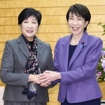 　１月２２日、握手する高市首相（右）と東京都の小池百合子知事＝首相官邸
