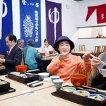 　オープンした「とと楽食堂」で食事を楽しむ人たち＝３日午前、石川県七尾市