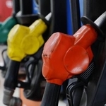 　東京都内のガソリンスタンドの給油ノズル＝３月