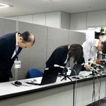 　生活保護費の入金遅れを受け、記者会見で謝罪する茨城県会計事務局の幹部ら＝３日午後、茨城県庁