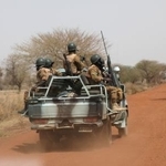 　ブルキナファソでパトロールする兵士＝２０１９年３月（ロイター＝共同）