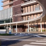 　男性が倒れていた豊川市民病院のロータリー付近＝３日午後、愛知県豊川市八幡町