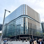 　ＪＲ博多駅前に完成した複合ビル「西日本シティビル」＝３日午後