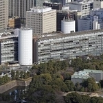 　毎日新聞東京本社などが入るパレスサイドビル＝２０２５年１２月、東京都千代田区（共同通信社ヘリから）