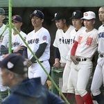 　野球のＵ-１８日本代表候補の強化合宿で、実戦形式の練習を見つめる投手陣＝奈良県内