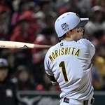 　７回阪神無死満塁、森下が中前に２点打を放つ＝マツダ