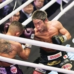 　１０回、レネ・サンティアゴ（左）を攻める谷口将隆＝後楽園ホール