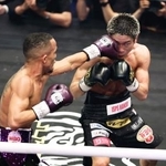 　９回、レネ・サンティアゴ（左）のパンチを浴びる谷口将隆＝後楽園ホール