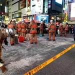 　東京・渋谷駅前のスクランブル交差点に集まった消防隊員ら＝３日午後９時４３分