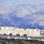 　テヘラン東部で立ち上る黒煙。攻撃を受けたとみられる＝３日（共同）